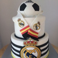 Bolo Real Madrid 2 andares, pode ser feito em biscuit e eva, e outros matateias pode compor o acabam