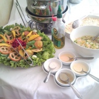 Salada ornamentada junto à mesa do buffet.