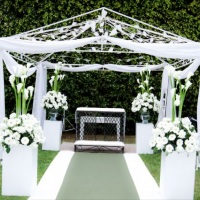 Gazebo com decora��o branca