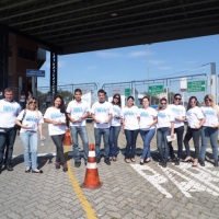 Promotores fazendo divulgacao  da univap, em portas de faculdades