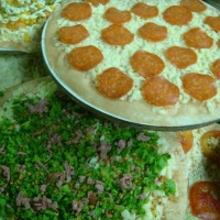 pizzas de brocolis e de peperoni