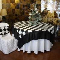 Toalha de mesa redonda com s/toalha preta e branca. Capa de cadeira com lao, vendido separadamente.