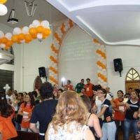 decoração com bexigas, tecidos tensionados e flores)em igrejas e eventos em geral