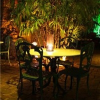 A noite um ambiente remôntico a luz de velas e luzes cénicas