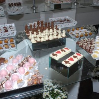 Mesa de doces e chocolates