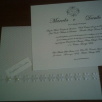 Destaque desse convite é o brasão com iniciais dos noivos.