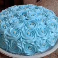 Bolo decorado com rosas azuis em chantilly