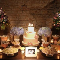 Sugesto de mesa de doces - Mesa de doces com o bolo, muito charme para a recepo do casamento.