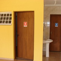 4 banheiros, sendo 2 unisex, 1 feminino e 1 masculino