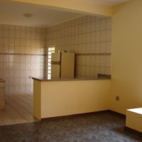 Sala ampla conjugada a cozinha