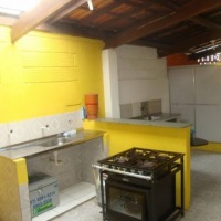 Cozinha ampla com duas pias inox; fogao industrial 4 bocas c/forno; mesa granito e banheiro
