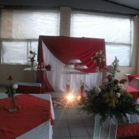 decorao de salo  
mesa  mesa e toalhas em vermelho e branco