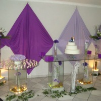 mesa de vidro com tons em lilas e roxo