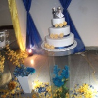 decorao com mesa de vidro em tons de  amarelo e azul