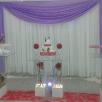 mesa de casamento em vidro , em tons de vermelho e lilas
