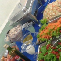 Mesa de saladas e acompanhamento  de Churrasco para seu evento