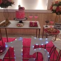 decorao debutante, na cor rosa pink e preta e dourada em mesa de ferro