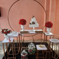 decorao peg e monte para casamento com mesa em ferro douradas tapete preto  e flores vermelhas