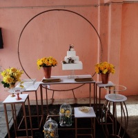 decorao peg e monte em mesa de ferro douradas tapete preto e flores amarelas