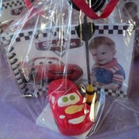 lembrancinha personalizada carro macqueem com porta recado.