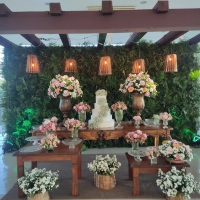 ? Decora��o de Casamento R�stico Elegante ? Cuiab� MT

Mesa do bolo com flores naturais em tons de