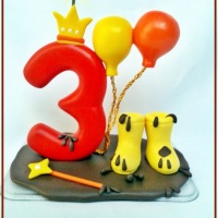 Vela numeral decorada, para compor enfeites de bolo inspirada nos personagens do desenho "Peppa
