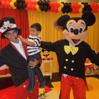 Tio Nino e o Mickey com o aniversariante