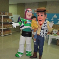 By=uzz e Woody com o aniversariante