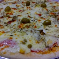 Pizzas saborosas (doces e salgadas), assadas e servidas na hora em estilo rodízio.