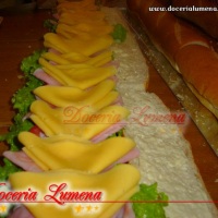lanche de metro sendo recheado