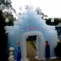 Castelo da Frozen em bales azuis