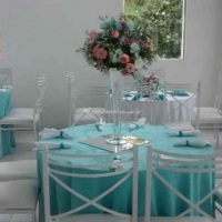 Aluguel de toalha adamascada Azul Tiffany com mesa redonda para 8 pessoas e cadeira de ferro branca