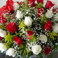 buquet de flores vermelho e branco
