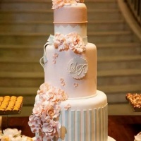 bolo de casamento e debutante, com 70cm de altura e 50 de base, tons, branco, azul e rosa  com um li