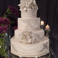 bolo branco com arranjos florais e com fino acabamento
cod.0029