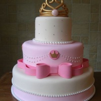 bolo de princesa cores rosa e branco
base de 30cm e topo de 20
cod.0032