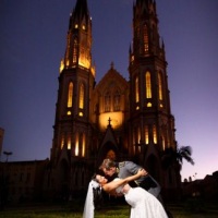 Beijo na frente da catedral