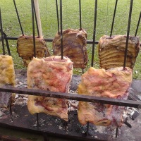 costela de chao no fundo da churrasqueira