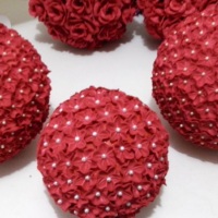bolas de flores em eva, podendo ser usada como guirlhanda ou topiaria.