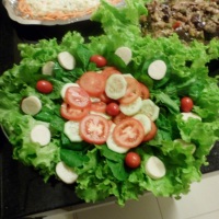 nossa salada mista  !!alface, tomate ,pepino e palmito.