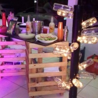 Estrutura de bar com luminria decorativa
