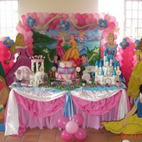 Princesas com mesa decorada