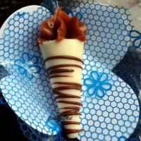 Mini cone de chocolate branco com brigadeiro
