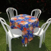 Conjunto de mesa com 4 cadeiras e toalha de chito (1,40 x 1,40m). Temos estampas variadas.
