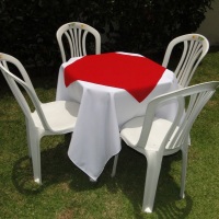 Conjunto de mesa com 4 cadeiras, toalha de oxford branca (1,40 x 1,40m) e cobre mancha de oxford ver