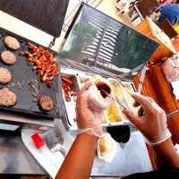 servio com hambrguer para festas