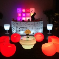 Bar Curvado com painel de LED e lounge para convidados.