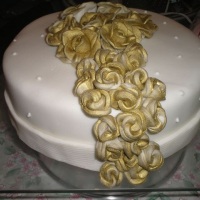 Bolo decorado em pasta americana bodas de ouro