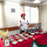 Buffet de massas completo montado no local do evento.