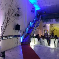 Escada decorada na cor do vestido da debutante para o brilho de sua festa.